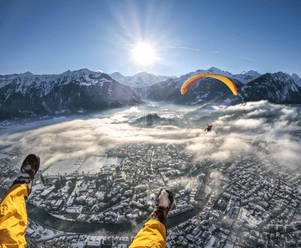 Actividades de invierno en Interlaken 5 Paragliding Winter Interlaken Mike Kaufmann4 scaled 1
