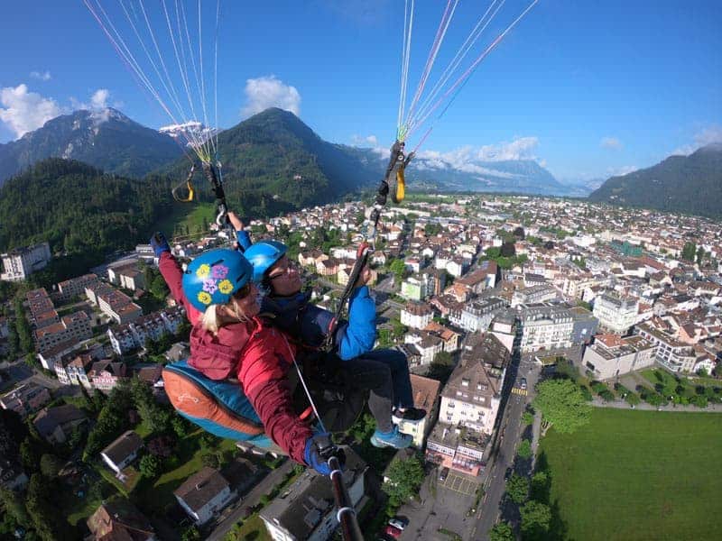 Gana dinero de vuelta 1 paragliding over interlaken city