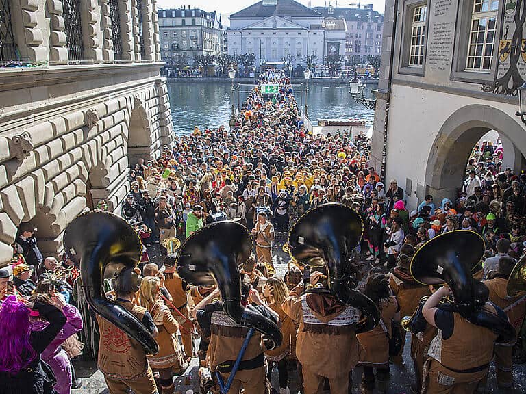 축제에 진심인 스위스인들의 진정한 퍼레이드 “Fasnacht” 3 축제에 진심인 스위스인들의 진정한 퍼레이드5