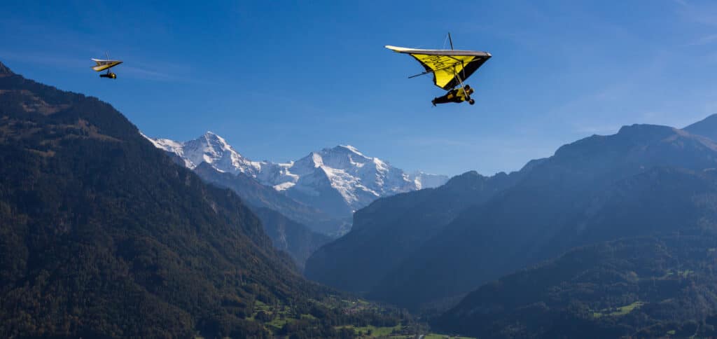 Actividades de verano Interlaken parte 2 2 un planeador columpio volando sobre las montañas