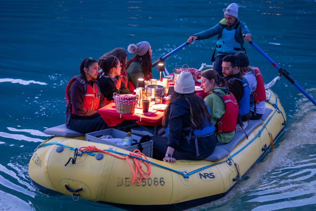 grupo en el lago Brienz, en el Cheese Fondue Float de Interlaken