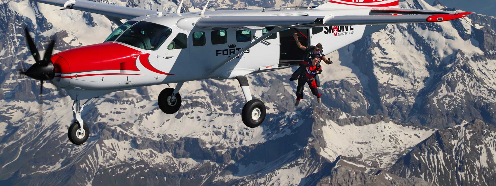Flugzeug Fallschirmsprung Interlaken Sommer 1 flugzeug skydive sommer