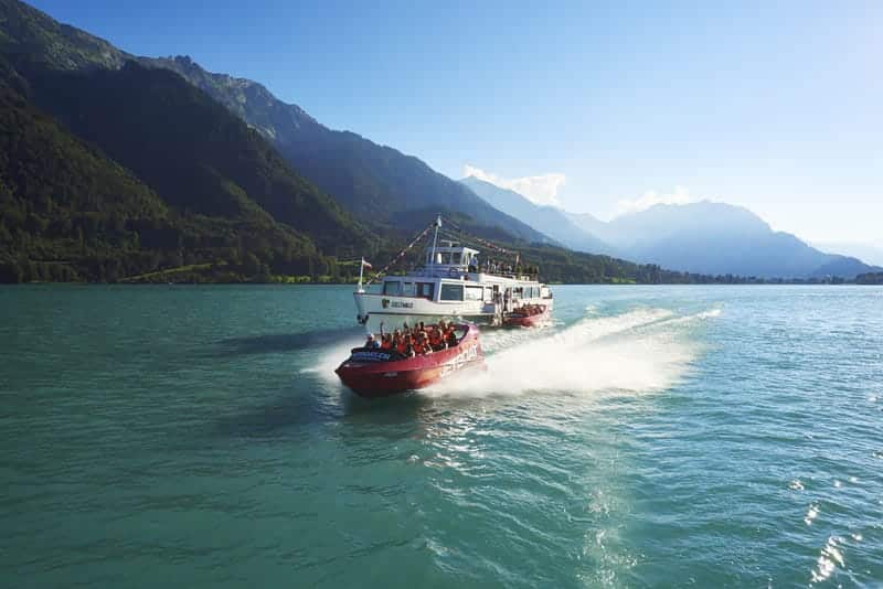 Actividades de verano Interlaken Parte 1 2 un barco en el agua