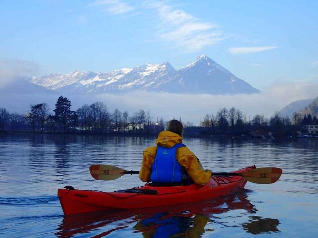 Actividades de invierno Interlaken Parte 4 1 una persona en un kayak en un lago