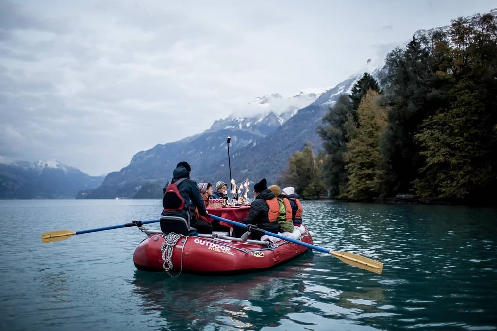Actividades de invierno Interlaken Parte 2 5 un grupo de personas en una balsa en un lago