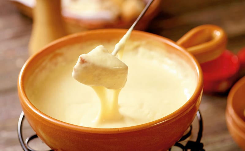 Actividades de invierno Interlaken Parte 2 4 una fondue en una olla