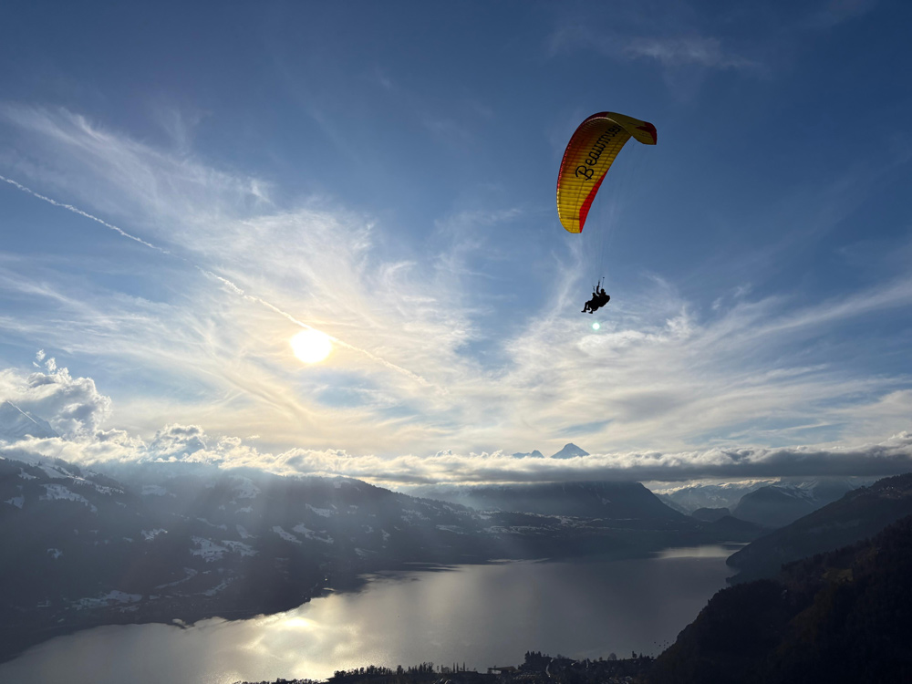 Parapendio o paracadutismo: quale volo è più adatto a te? 1 Svizzera Paragliding Interlaken sopra il lago di Thun