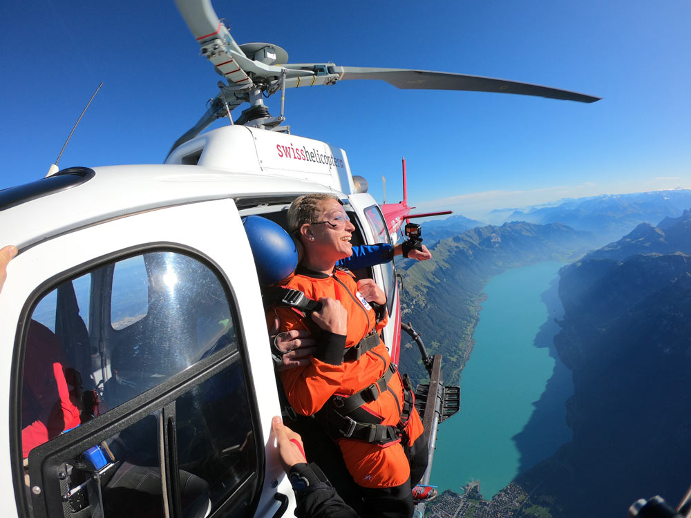 Parapendio o paracadutismo: quale volo è più adatto a te? 2 Salta dall'elicottero facendo skydiving a Interlaken