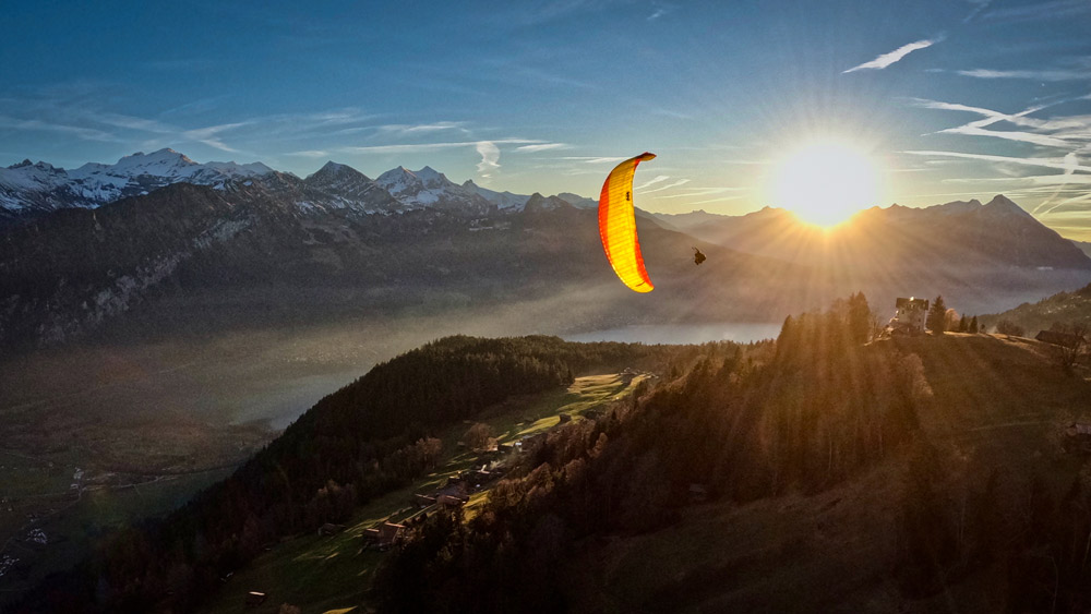 Volo in parapendio al tramonto a Interlaken